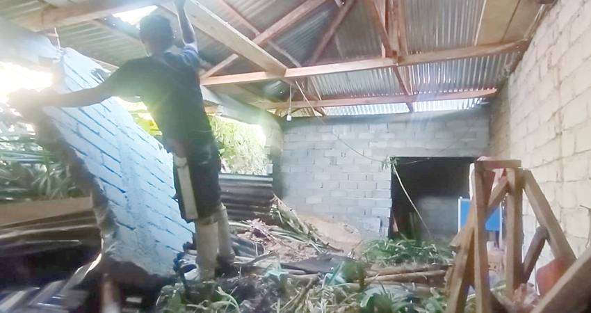 14 Jiwa Nyaris Terkubur Longsor, Dua Rumah Jebol Terkena Material Tanah dan Kayu