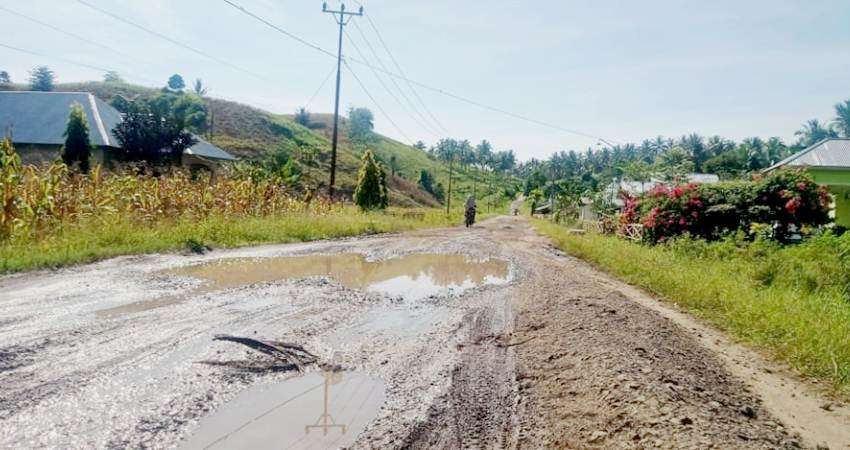 Jalan Desa Bihe Rusak Parah