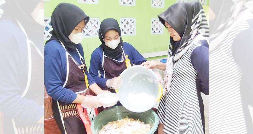 Omzet Puluhan Juta Jualan Keripik Goroho