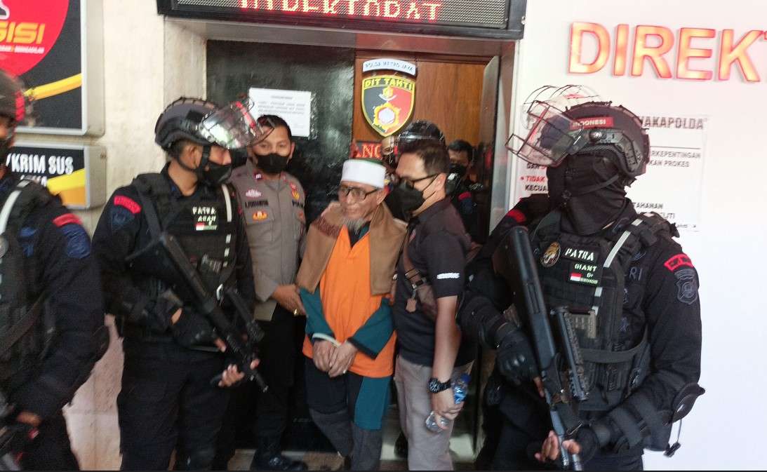 Polda Metro Jaya Resmi Serahkan 10 Tersangka Khilafatul Muslimin ke Kejaksaan, Termasuk Abdul Qadir Baraja