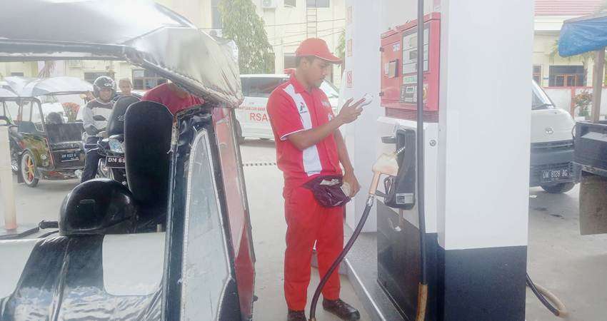 Proses Pengisian BBM Dikeluhkan, Dinilai Lambat, Penyebab Kemacetan Panjang di SPBU