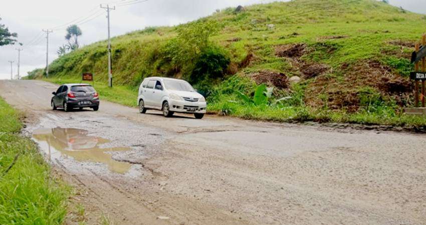 Jalan di Boalemo Rusak Parah