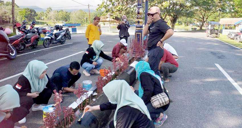 Hamim Terus Perindah Median Jalan, Pimpin ASN Gelar Aksi Pengecetan