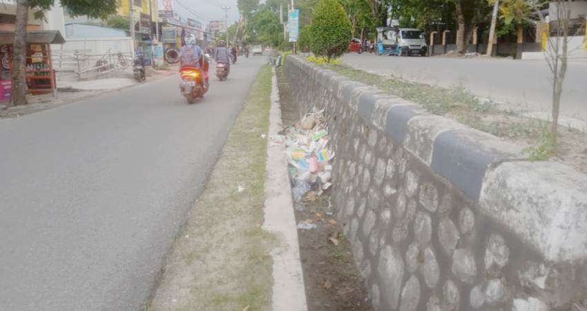 Selokan JDS Jadi Tumpukan Sampah