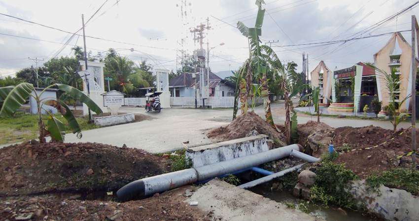 Galian Pipa PDAM Ditanami Pisang, Warga Kesal Lama Tak Dikerjakan, Ganggu Pengguna Jalan