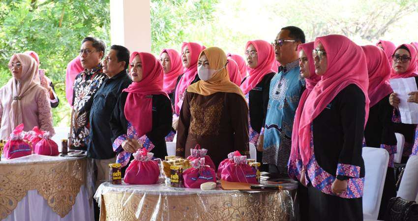 Hadiri Pelantikan IPEMI Gorut, Idah Ajak Dukung Kegiatan Perempuan