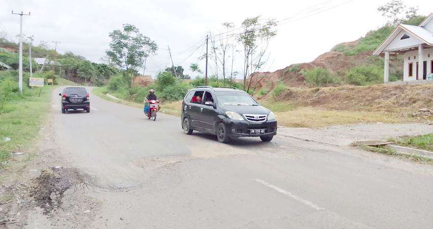 Jalan di Popayato Banyak Lubang