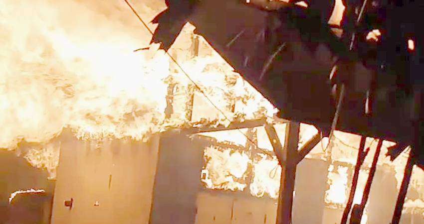 Dilalap ‘Si Jago Merah’, Tiga Rumah Rata Tanah