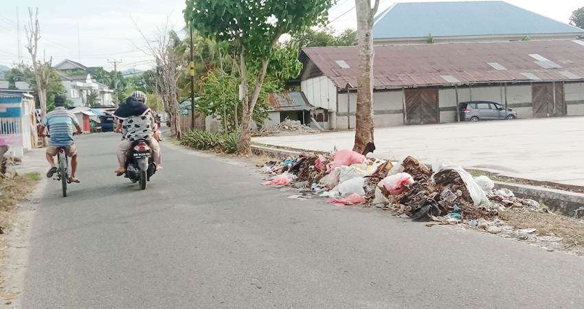 Bahu Jalan Tinaloga Dipenuhi Sampah
