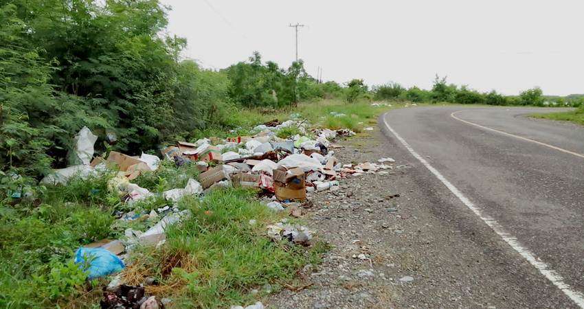 Sampah Berserahkan di Jalan Trans Lemito