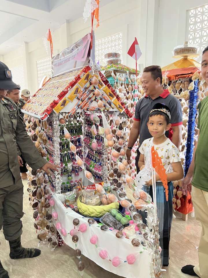 Pedagang Kue Banjir Orderan, Peringatan Maulid Nabi, Pelanggan Buru Kue Tradisional