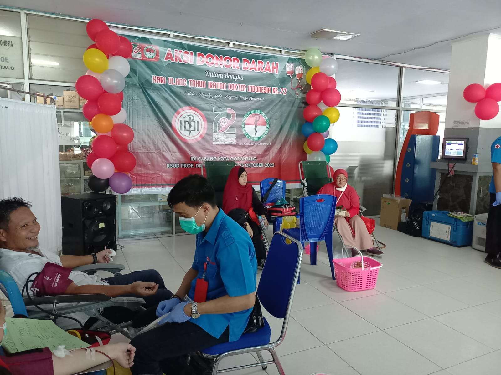 Kegiatan donor darah yang dilaksanakan IDI Kota Gorontalo dalam rangka memperingati HUT ke-72 IDI, Selasa (25/10/2022). (Foto: Rendi Wardani Fathan/Gorontalo Post)