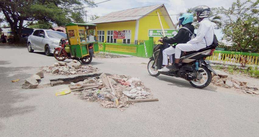 Plat Duiker Desa Luhu Berbahaya, Lubang Besar Mengangah, Rawan Kecelakaan