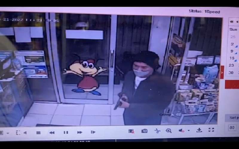 Beredar Rekaman Kamera CCTV Dua Pria Diduga Membawa Senjata api Mendatangi Minimarket yang Berada di Lampung Selatan.