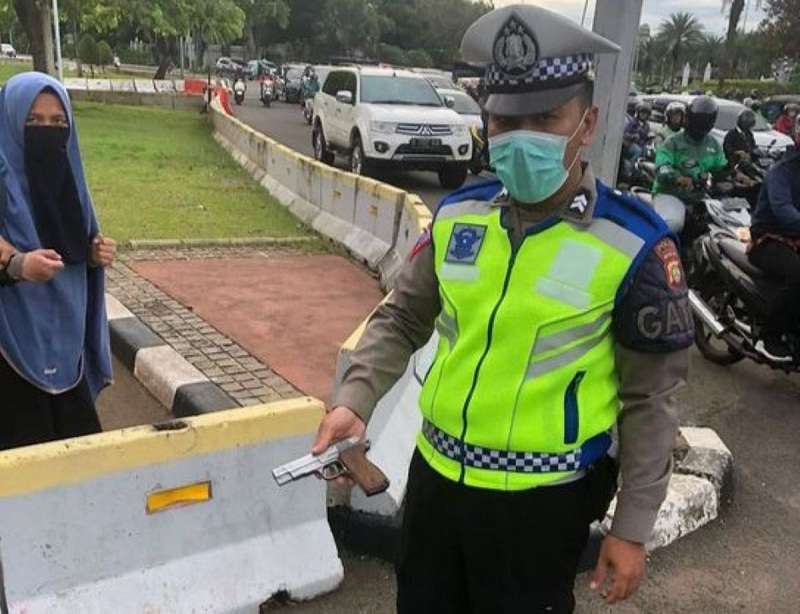 Viral, Perempuan Bercadar Bawa Pistol Lalu Menodong Paspampres di Istana Negara