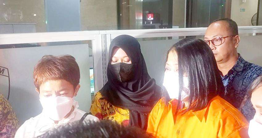 Putri Chandrawati Ditahan, Gunakan Rompi Orange, Tangan Tak Diborgol