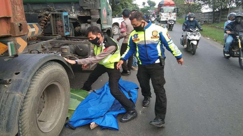 Seorang Pemotor Terlindas Truk Hino di Jalan Raya Cilegon-Grogol