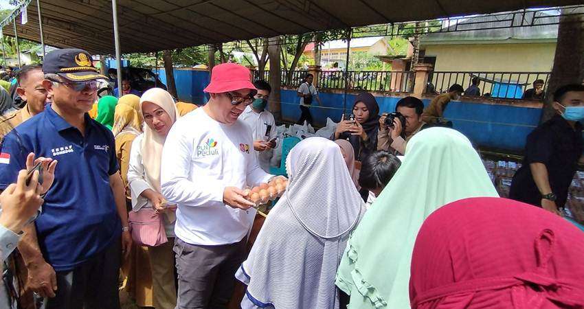 Pemkab Bonebol Subsidi Rp100 Ribu per Paket Sembako, Bupati Layani Langsung Warga Belanja di Pasar Murah