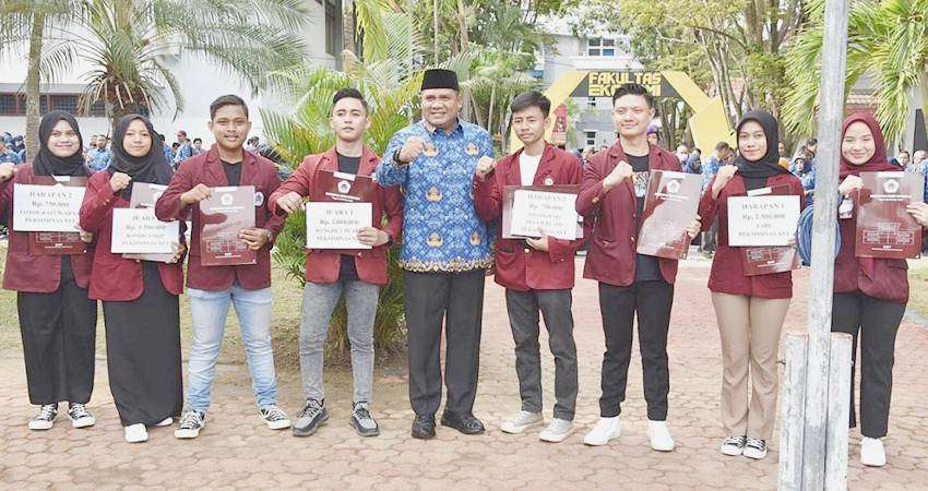 Rektor Berikan Penghargaan ke Mahasiswa, Berhasil Raih Juara di Peksiminas