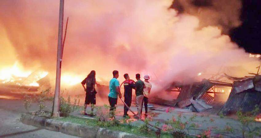 Si Jago Merah ‘Mengamuk’ di Boalemo, 20 Lapak Hangus, Kerugian Ditaksir Capai Rp 300 Juta