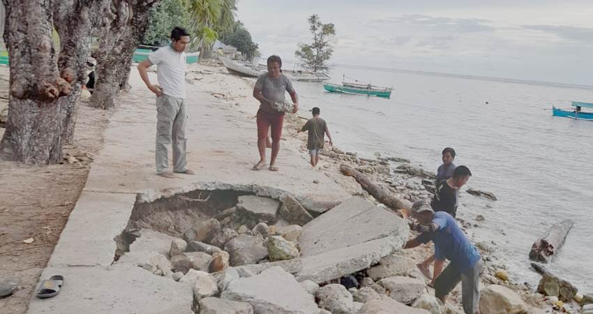 Jalan di Desa Biluhu Timur Amblas