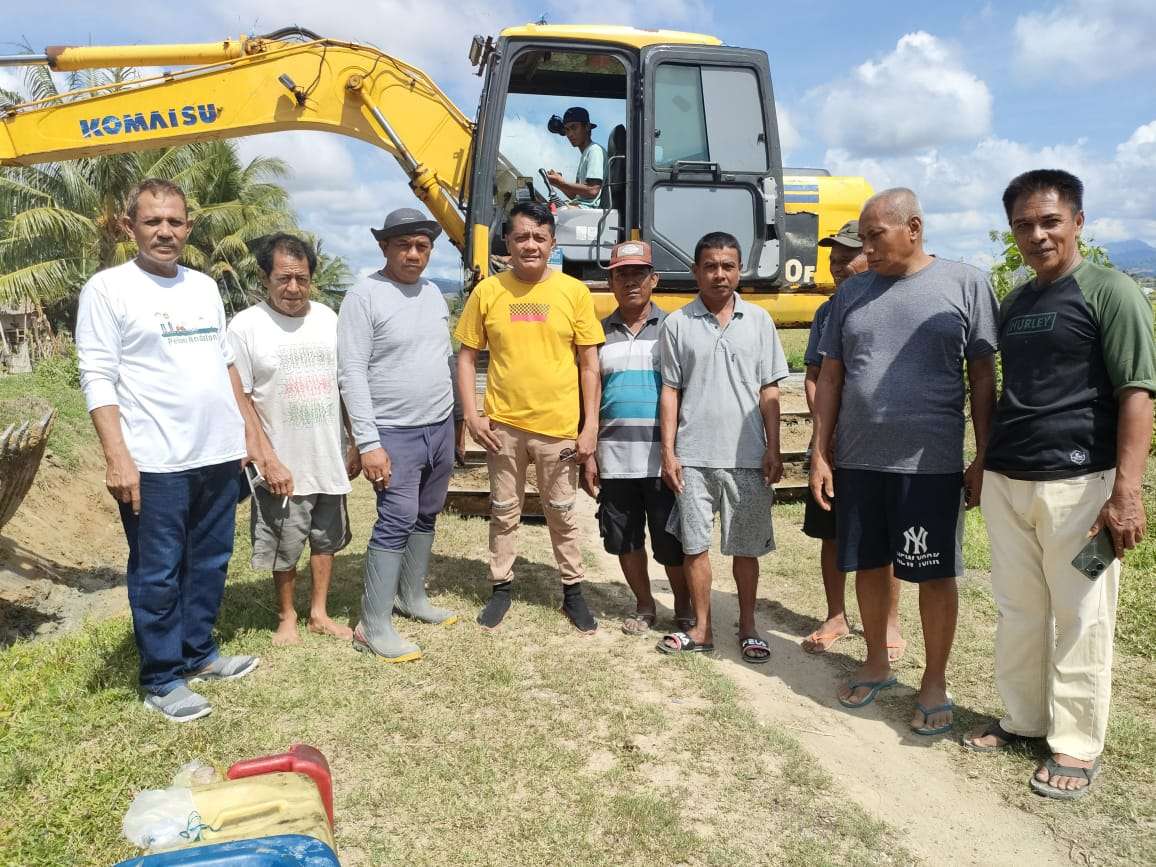 PT. PETS Bantu Petani Buntulia-Duhiadaa, Angkat Sedimentasi di Saluran Irigasi