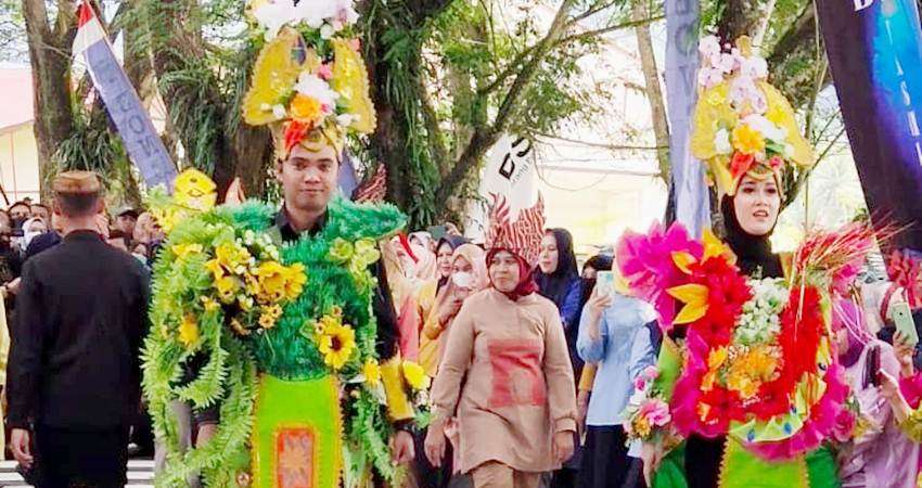 Setwan ‘Pamer’ Outfit Karawo Kece, Ikut Mejeng di Fashion Show Peringatan Hari Pahlawan