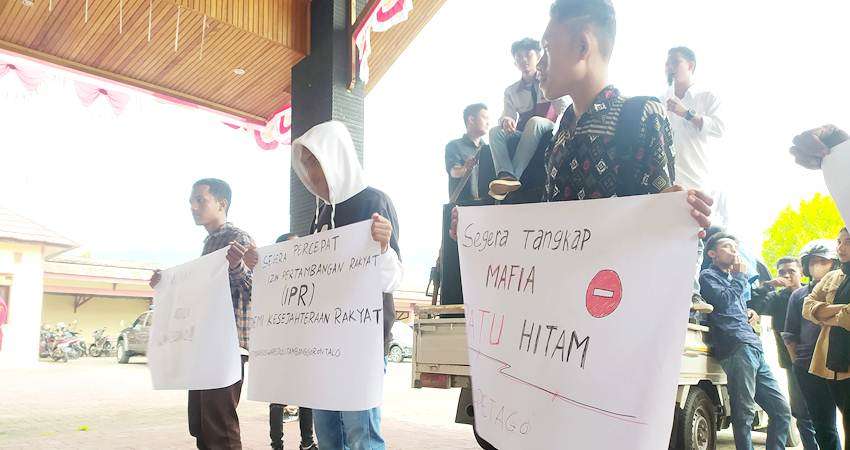 Lagi, Tambang Batu Hitam Disoal, Disuarakan Puluhan Mahasiswa Saat Geruduk kantor Dekab Bonbol