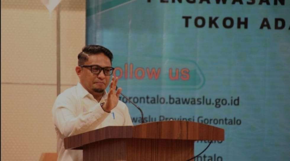 Ketua Bawaslu Provinsi Gorontalo, Idris Usuli, ketika memberikan sambutan pada acara pembukaan Sosialisasi Pengawasan Pemilu Partisipatif yang dipentaskan di Ball Room Hotel Maqna, Kota Gorontalo, Selasa (15/11/2022). (Foto: Istimewa)
