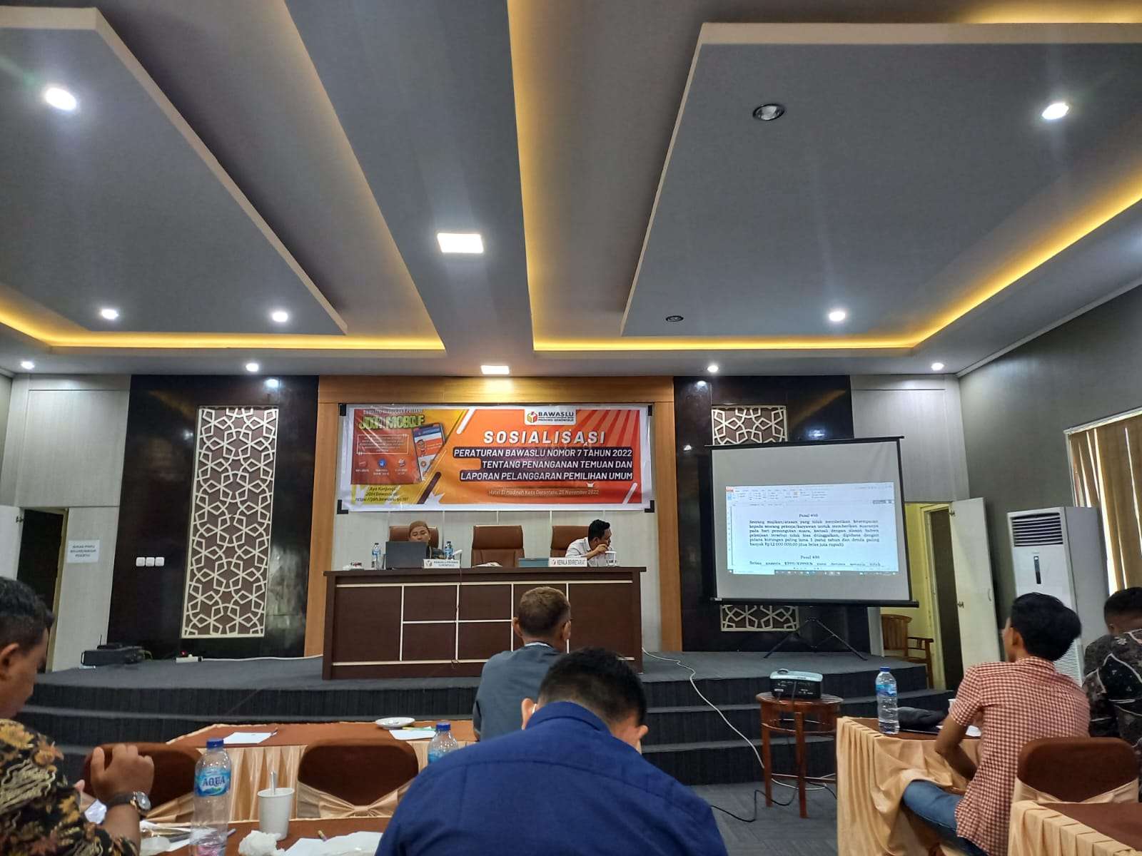 Suasana sosialisasi Perbawaslu nomor 7 tahun 2022 tentang penanganan temuan dan laporan penyelenggaraan Pemilu yang diselenggarakan Bawaslu Provinsi Gorontalo, Jumat (25/11/2022) di Hotel El Madina. (Foto: Rendi Wardani Fathan/Gorontalo Post)
