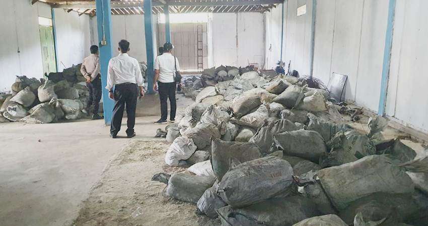 Polisi Bongkar Gudang Batu Hitam, Ribuan Karung Tak Bertuan Diberi Garis Polisi