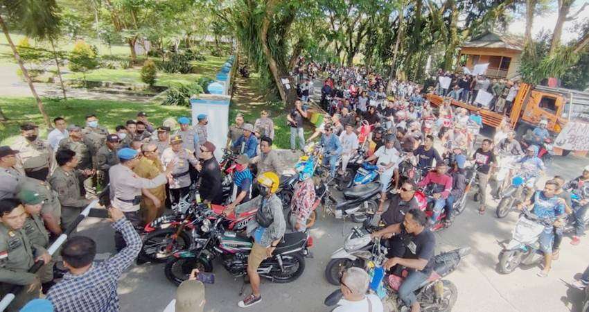 Penambang Suwawa Geruduk Kantor Bupati, Desak Pemkab Bonebol Perjuangkan IPR