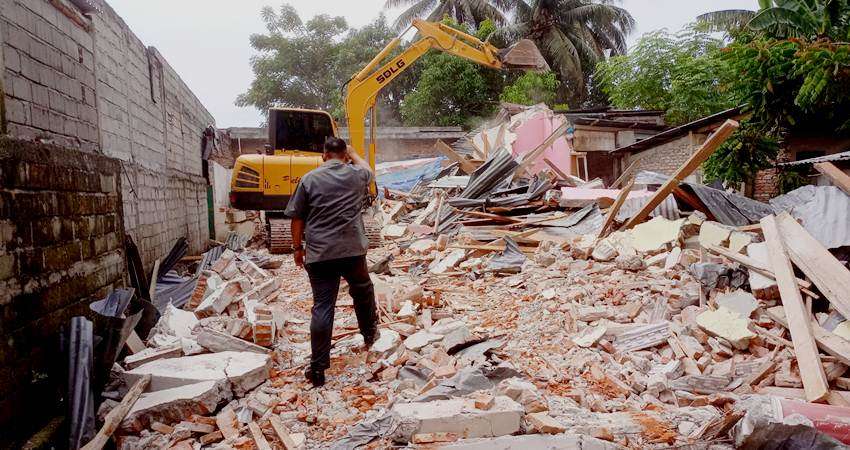 Satu Rumah Rata Tanah Dieksekusi, Gunakan Excavator, Dijaga Ketat Polisi