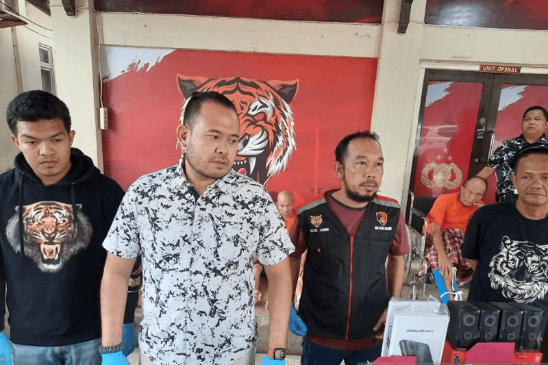 Melakukan Perlawanan Saat Diamankan, 7 Perampok Toko Handphone di Jambi Ditembak