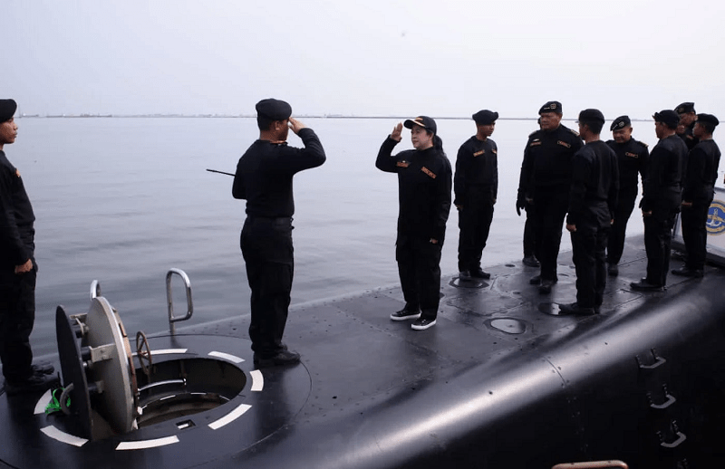 Puan Terima Brevet Kehormatan TNI AL di Atas Kapal Selam KRI Alugoro-405