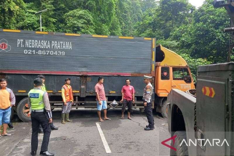 Sopir Truk Trailer Nyaris Masuk Jurang Karena Ikuti Petunjuk Google Maps.