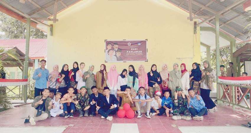 Pelajar Kompak Gunakan Pakaian Pahlawan