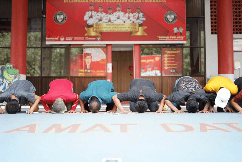 74 Narapidana di Lapas Kelas I Surabaya Bebas, Keluarga Sambut dengan Tangis Bahagia