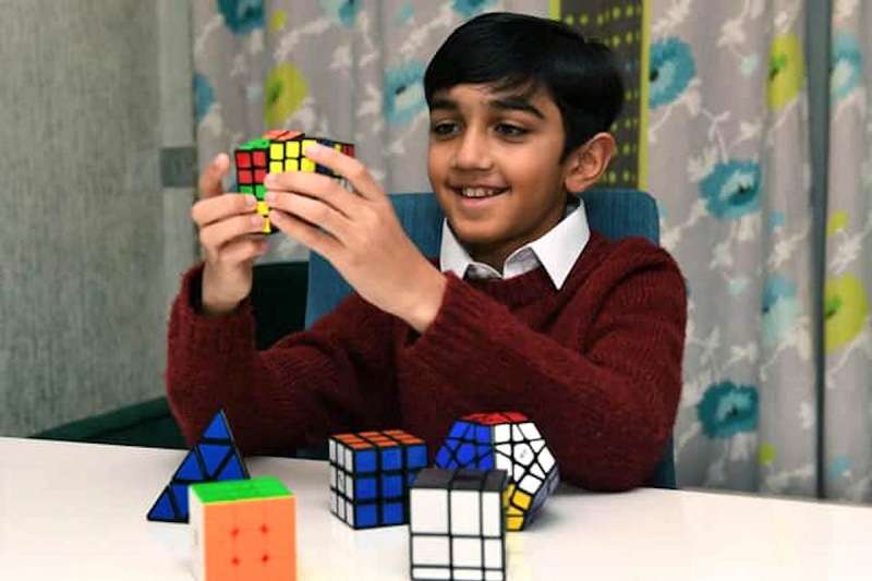 Seorang Bocah Ini Kecerdasanya Melebihi  IQ Albert Einstein & Stephen Hawking