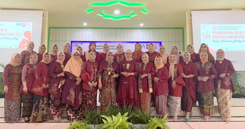 Hari Ibu, Emak-emak Kompak Pakai Kebaya Merah