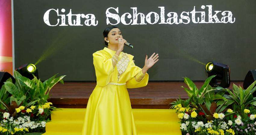 Citra Scholastika Tampil Anggun dengan Karawo