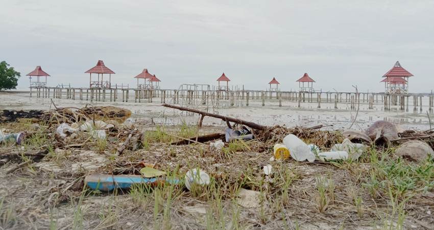 Pantai Ratu Mulai Kotor