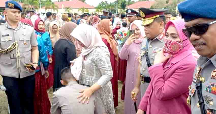 Tangis Haru Warnai Penutupan Pelantikan Bintara Polri di SPN Batudaa, Orang Tua Bahagia Melihat Anaknya Gagah Berseragam Polisi