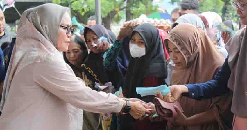 Merlan Bantu Pedagang Berjualan, Layani Pembeli Membludak di Pasar Murah