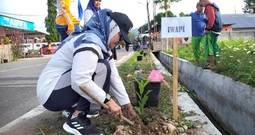 Organisasi Wanita Serentak Tanam Pohon