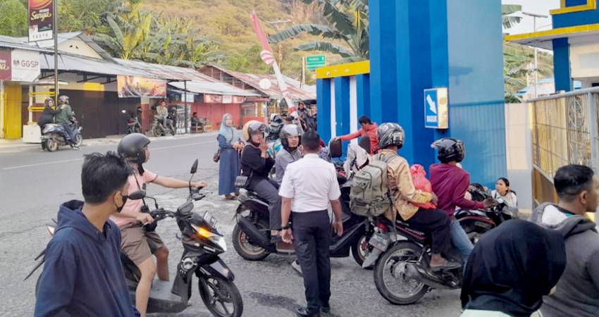 Pelayanan Pelabuhan Penyebrangan Dikeluhkan, Pintu Gerbang Ditutup, Penumpang Dibatasi Hingga 196 Orang