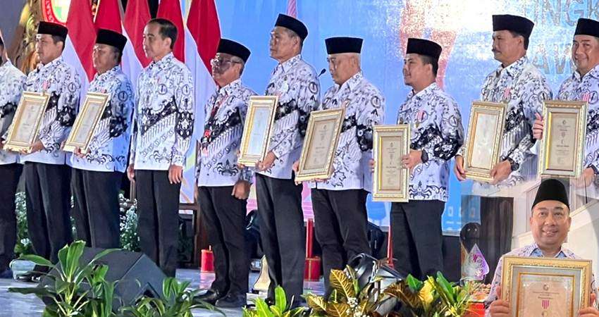 Sejahterakan Guru, Hamim Raih Penghargaan dari PGRI, Disaksikan Langsung Presiden RI Joko Widodo