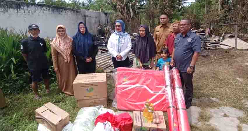 Wabup Merlan Uloli Bantu Korban Kebakaran di Pauwo