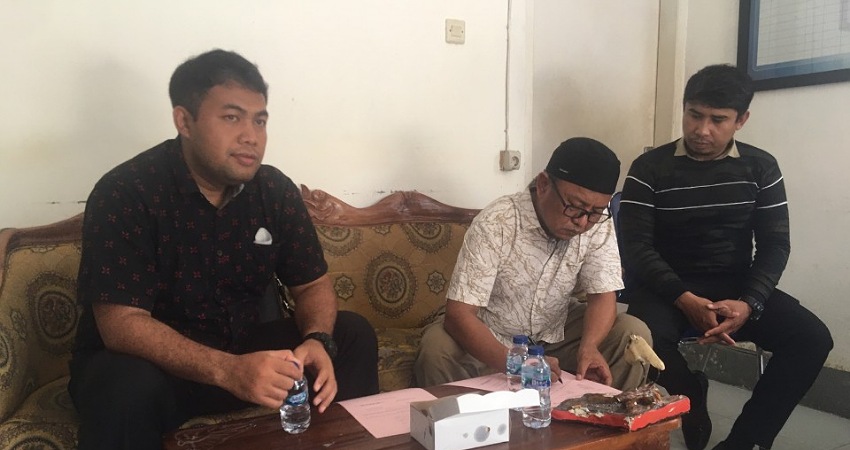 Kadis Kesehatan Kabupaten Gorut saat menandatangani berita acara penahanan dari JPU Kejari Kabupaten Gorut, Jumat (30/12/22). (Foto: Istimewa)