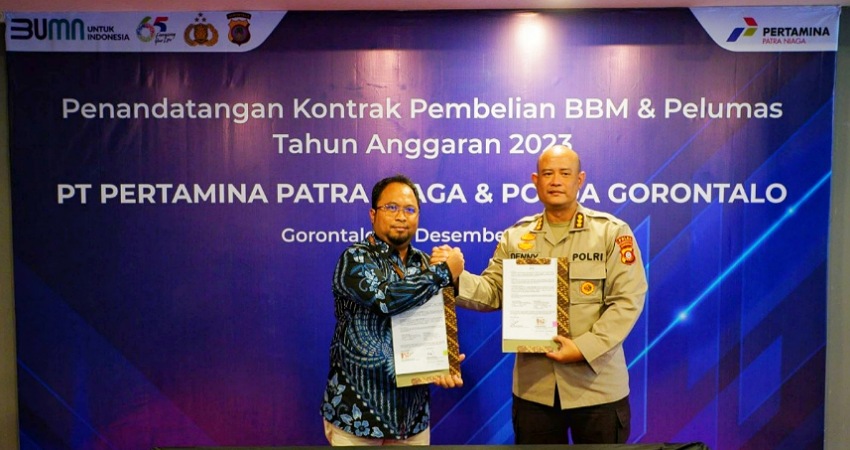 Penandatanganan MoU oleh Executive GM Pertamina Patra Niaga Regional Sulawesi, Erwin Dwiyanto dengan Kepala Biro Logistik Polda Gorontalo, Kombes Pol Deny Irwansyah, S.I.K, di Aston Hotel Gorontalo, Kamis (29/12).